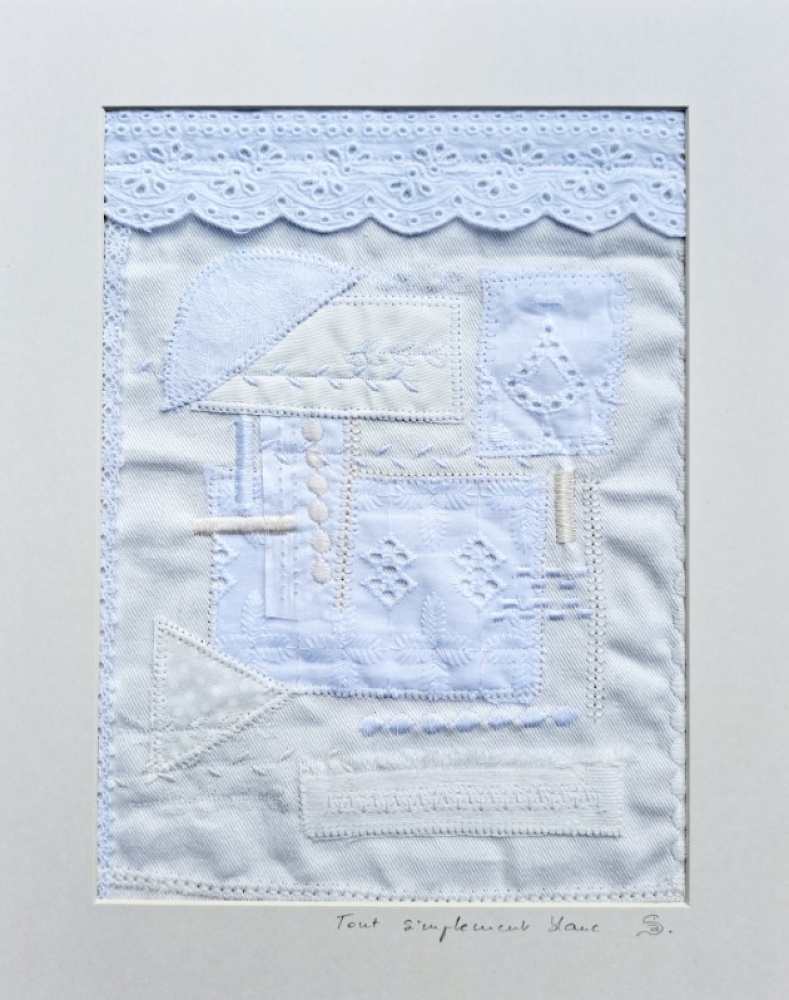 Broderie upcyclée – Création unique en tissus et fils de récupération, encadrée