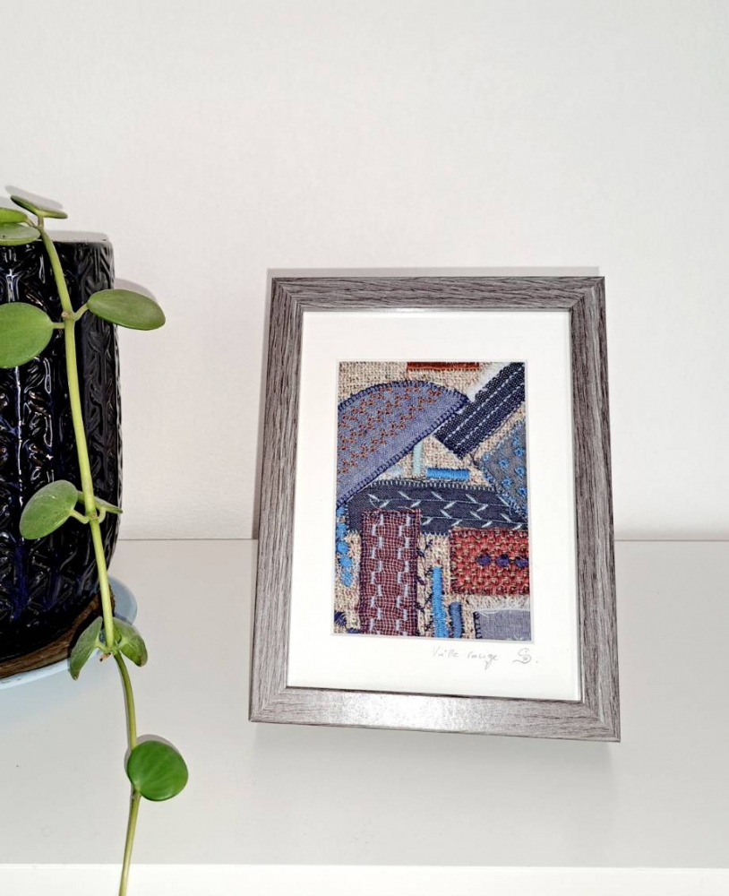 Broderie upcyclée – Création unique en tissus et fils de récupération, encadrée
