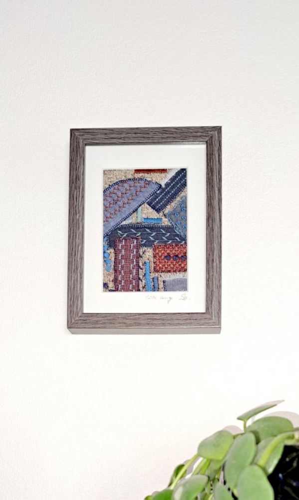 Broderie upcyclée – Création unique en tissus et fils de récupération, encadrée
