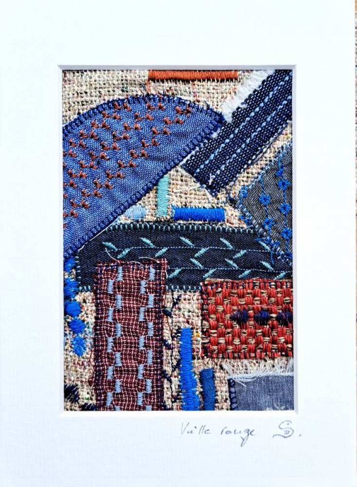 Broderie upcyclée – Création unique en tissus et fils de récupération, encadrée