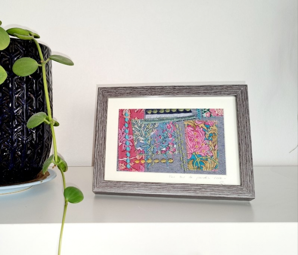 Broderie upcyclée – Création unique en tissus et fils de récupération, encadrée