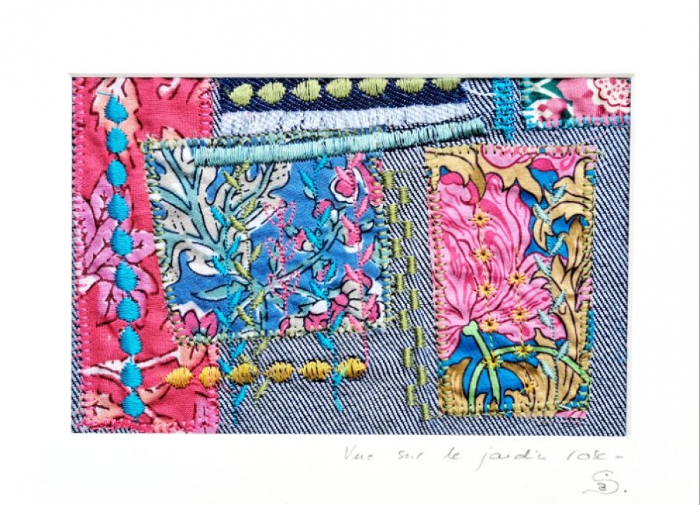 Broderie upcyclée – Création unique en tissus et fils de récupération, encadrée