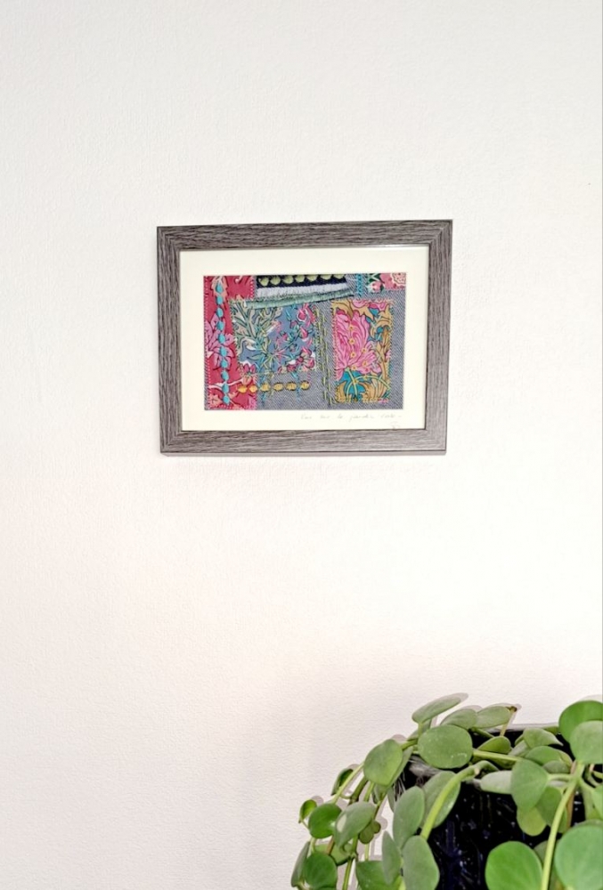 Broderie upcyclée – Création unique en tissus et fils de récupération, encadrée