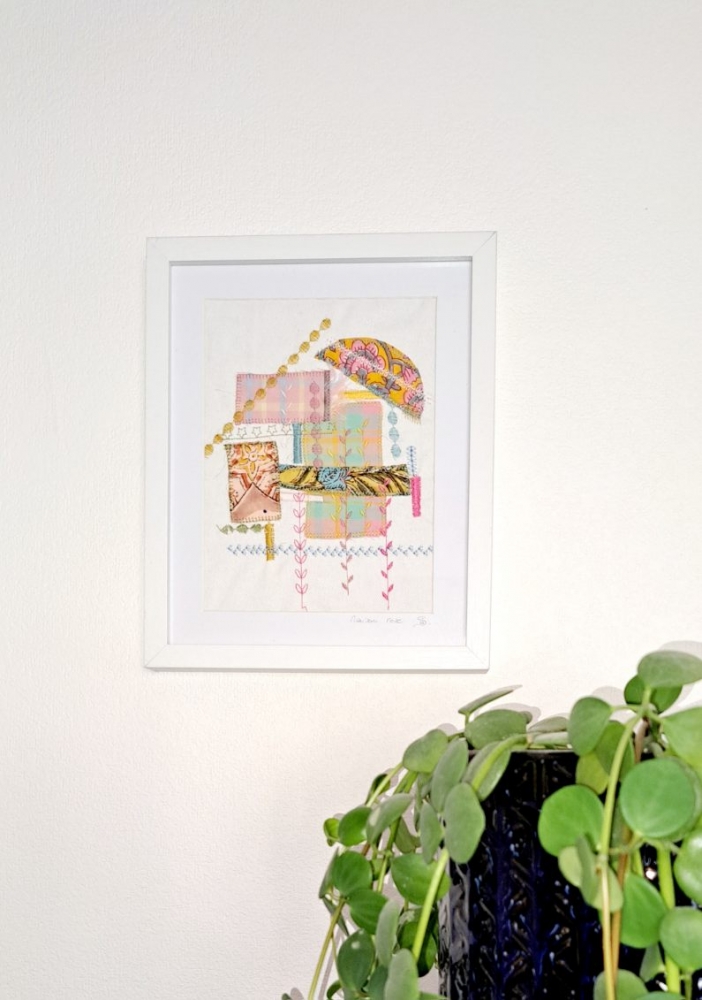 Broderie upcyclée – Création unique en tissus et fils de récupération, encadrée