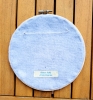 Broderie upcyclée – Création unique en tissus et fils de récupération, présentée dans un tambour