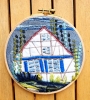 Broderie upcyclée – Création unique en tissus et fils de récupération, présentée dans un tambour
