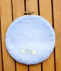 Broderie upcyclée – Création unique en tissus et fils de récupération, présentée dans un tambour