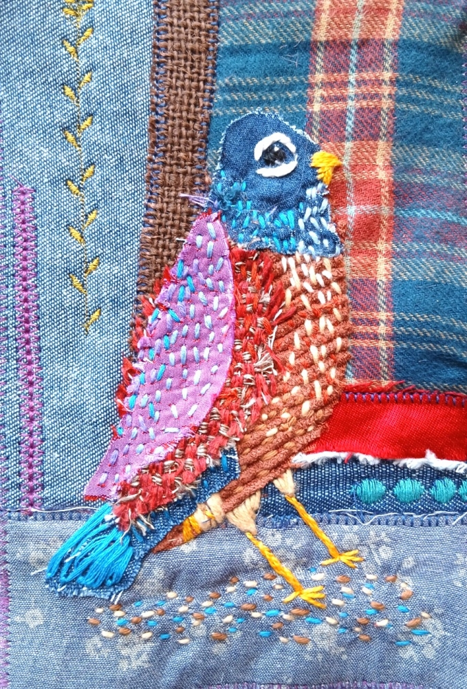 Broderie upcyclée – Création unique en tissus et fils de récupération, encadrée