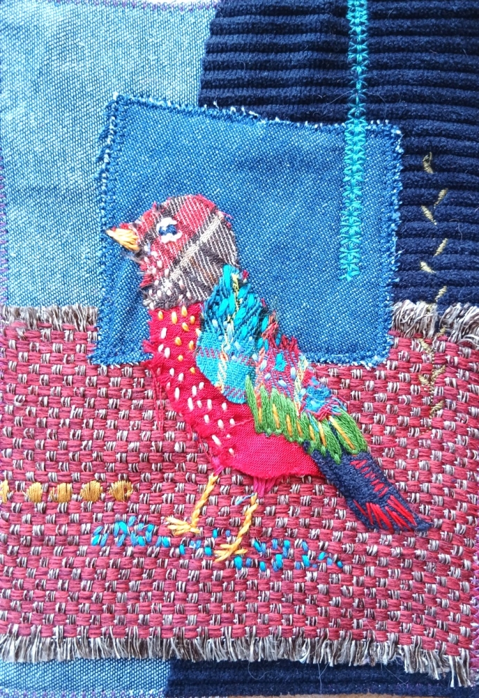 Broderie upcyclée – Création unique en tissus et fils de récupération, encadrée