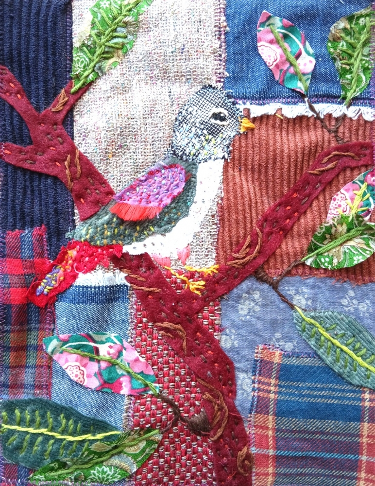 Broderie upcyclée – Création unique en tissus et fils de récupération, encadrée