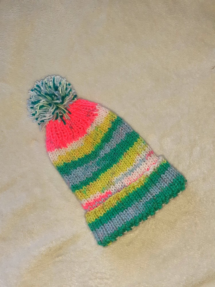 Bonnet pour enfant avec un pompon 