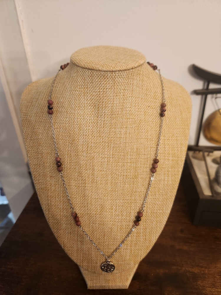 collier en acier inoxydable avec des perles rhodonite et charm rond arbre de vie