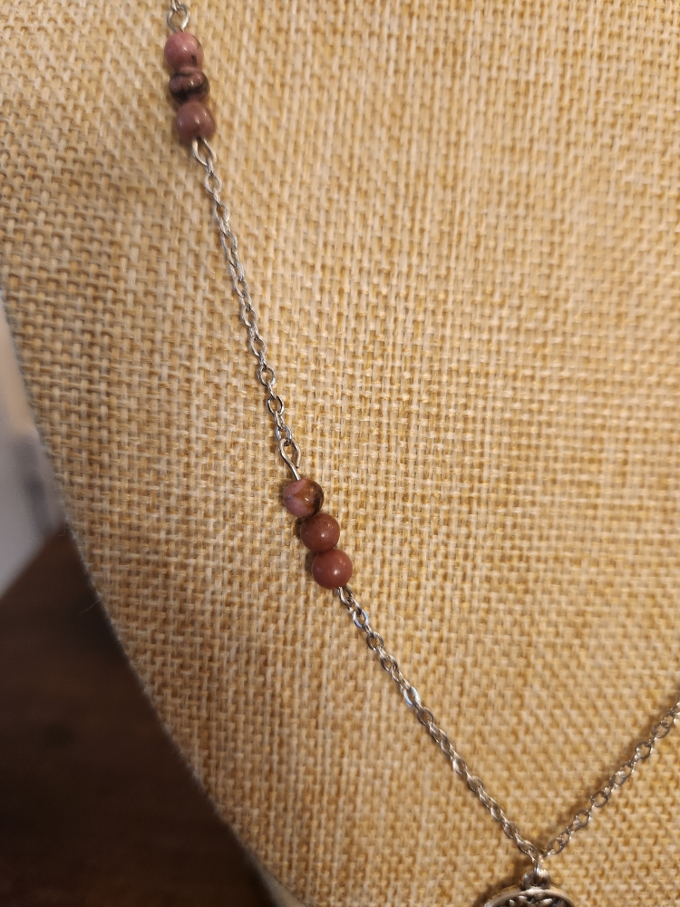 collier en acier inoxydable avec des perles rhodonite et charm rond arbre de vie