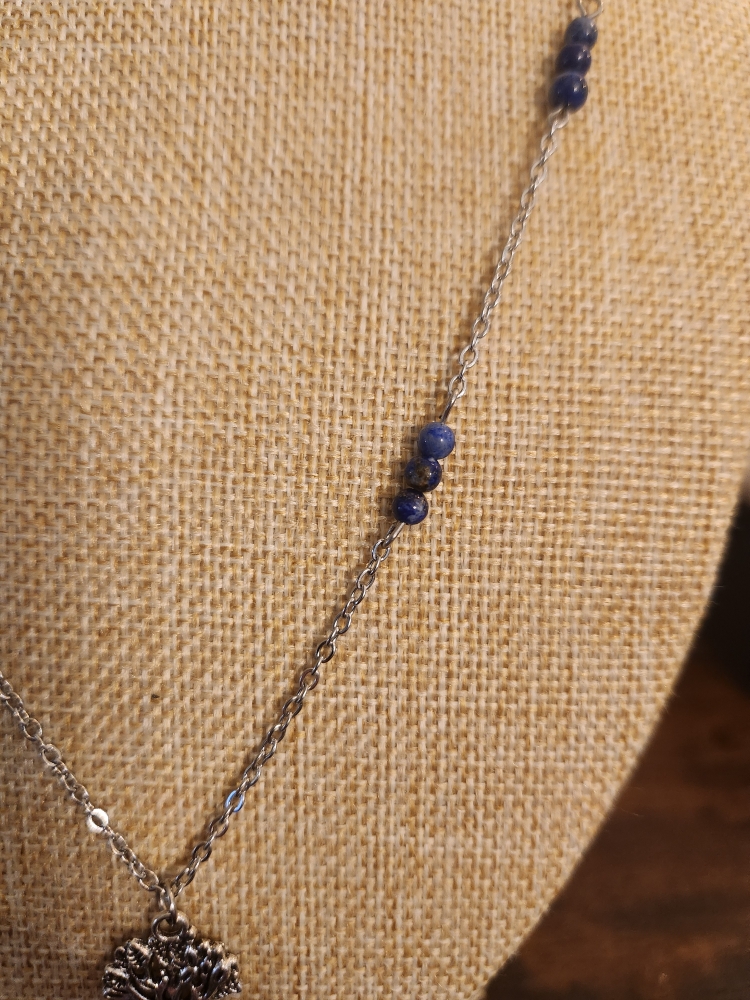 collier en acier inoxydable avec des perles lapis lazuli et charm arbre de vie