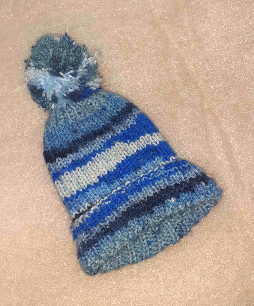 Bonnet pour enfant avec un pompon 