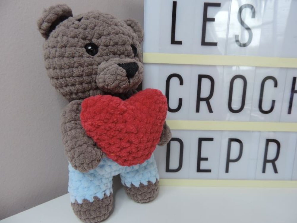 Doudou ourson coeur au crochet