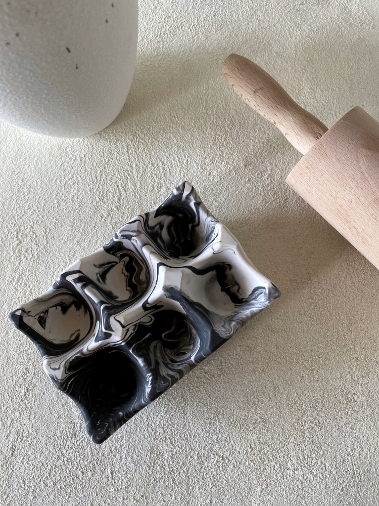 Support à oeufs marbré design tendance, écoresponsable en Jesmonite 