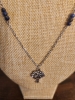 collier en acier inoxydable avec des perles lapis lazuli et charm arbre de vie