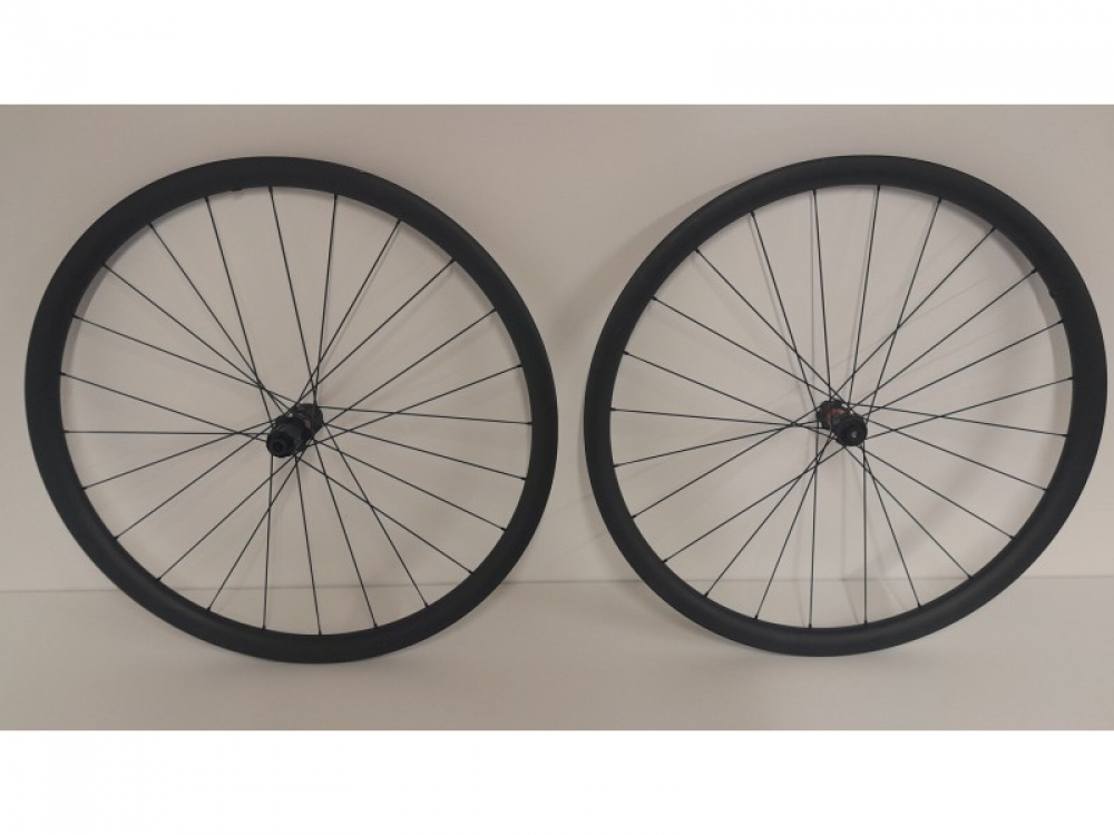 Roue 700 Dt swiss - Carbone