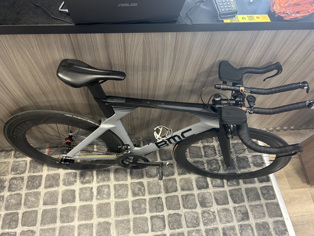 BMC TIMEMACHINE 02 Taille SM vélo chrono / triathlon carbone route