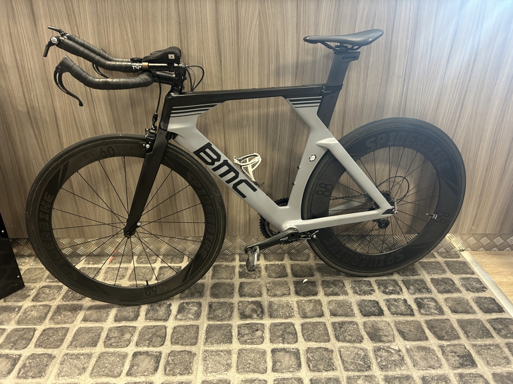 BMC TIMEMACHINE 02 Taille SM vélo chrono / triathlon carbone route