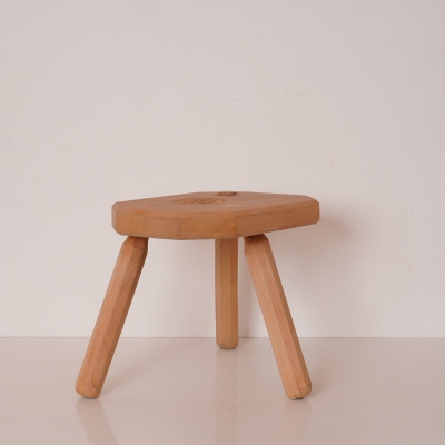 Tabouret tripode bois aérogommé