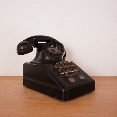 Téléphone SIEMENS W48  en métal et bakélite, années 50.