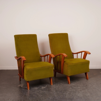 Paire de fauteuils vintages en velours, structure en bois.