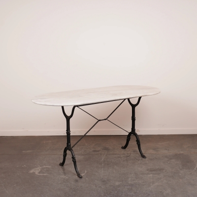 Table bistrot en marbre blanc, piétement en fonte