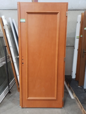Porte brune avec chambranle