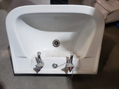 Évier avec double robinet