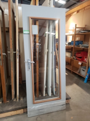 Porte en bois vitrée