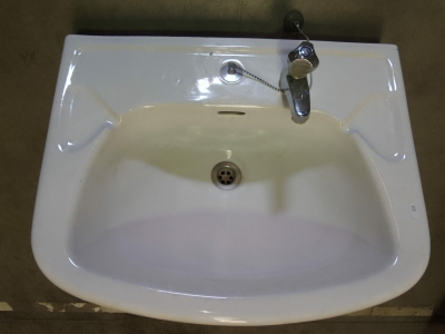 Évier blanc + robinet
