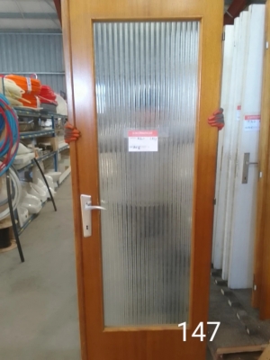porte brune clair vitrée