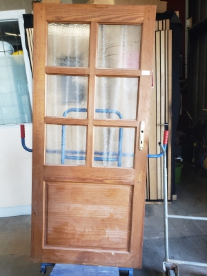 Porte en bois vitrée