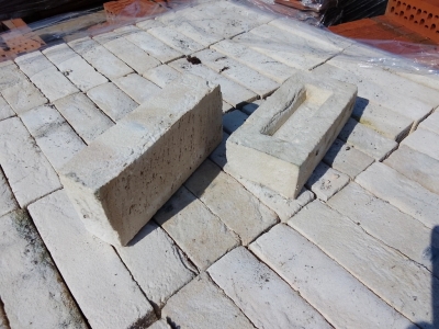 Briques de façade blanc-beige