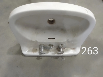 petit lavabo avec robinet