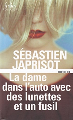 La dame dans l'auto avec des lunettes et un fusil