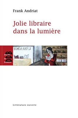 Jolie libraire dans la lumière