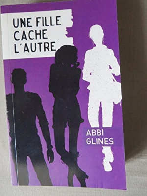Une fille cache l'autre