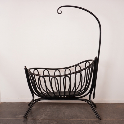 Berceau sur roulettes en bois courbé de Mickaël THONET avec support pour voile
