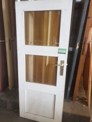 Porte en bois grillagée