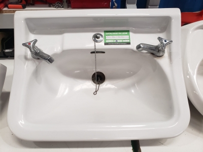 Évier double robinet avec bouchon