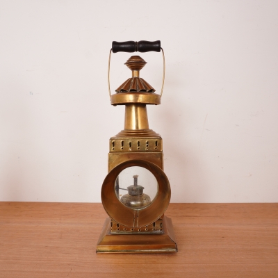 Lampe à pétrole en laiton ancienne