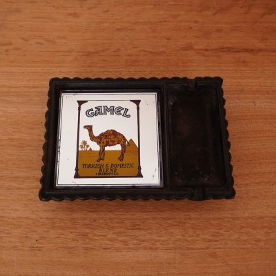 Cendrier publicitaire marque Camel en métal et miroir vintage