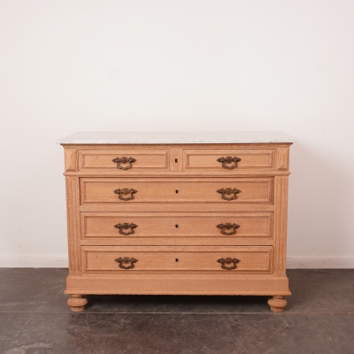 Commode en bois aérogommé et marbre blanc