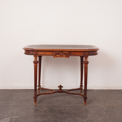 Table de milieu style Louis XVI en bois sculpté