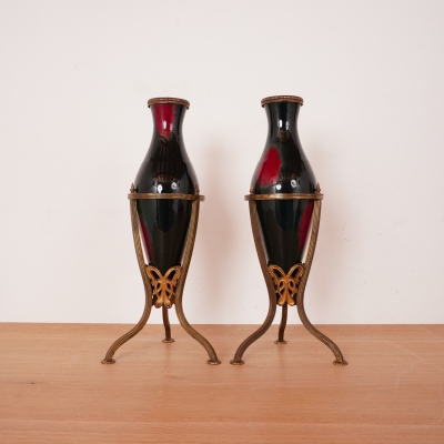 Paire de vases en céramique émaillée sur pieds tripode en métal doré vintage