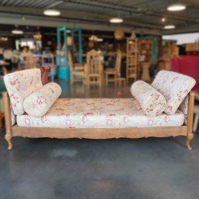 Banquette/lit en tissu fleuri