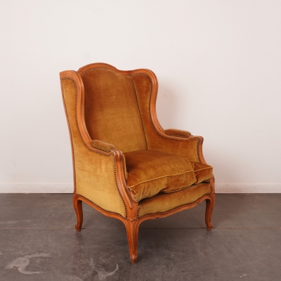 Fauteuil bergère en velours vintage
